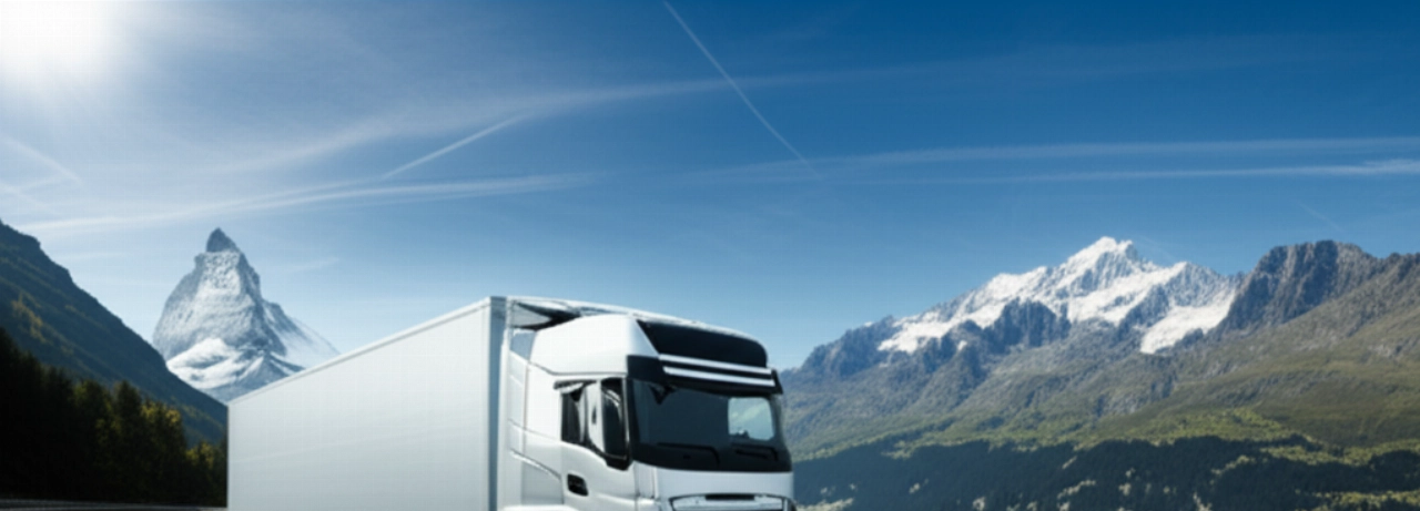 Moderner Umzugswagen fährt auf einer malerischen Autobahn mit den Schweizer Alpen.